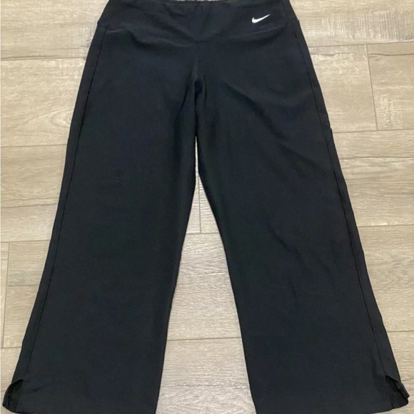 Nike Crop Flare Workout Yoga Athleisure Pants Small XS Black - Picture 2 of 8